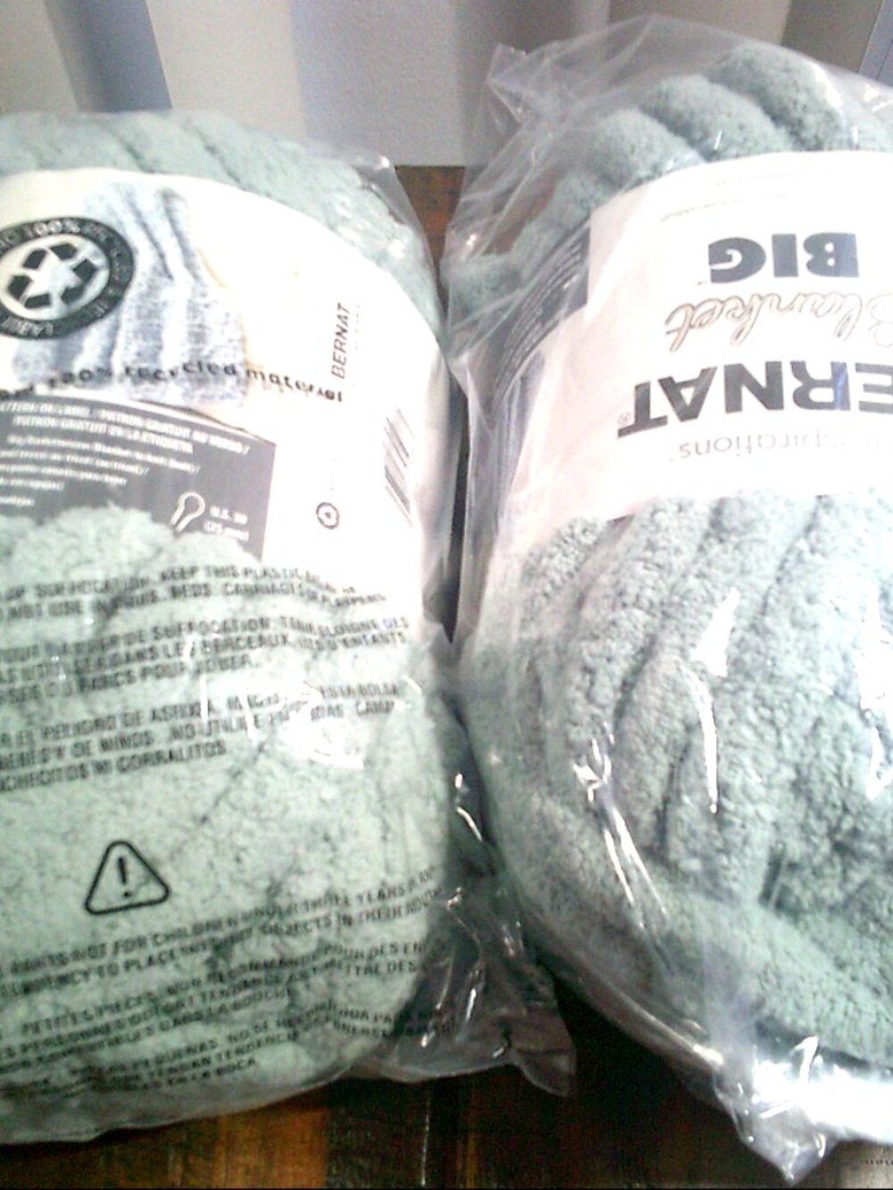 BERNAT Blanket Big Yarn Blanket Yarnsations  Misty Green, 300g Lot of 2 (600g)